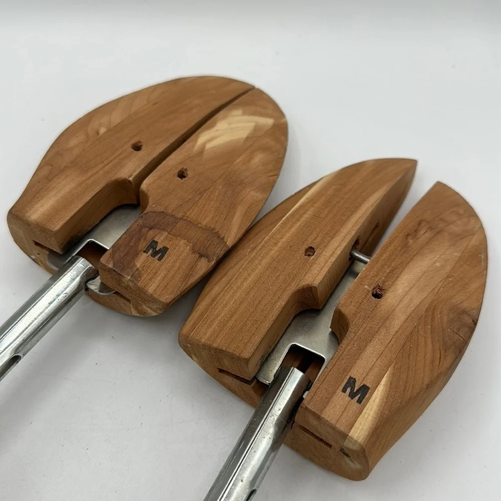 Split-toe cedar shoe tree pair, size M